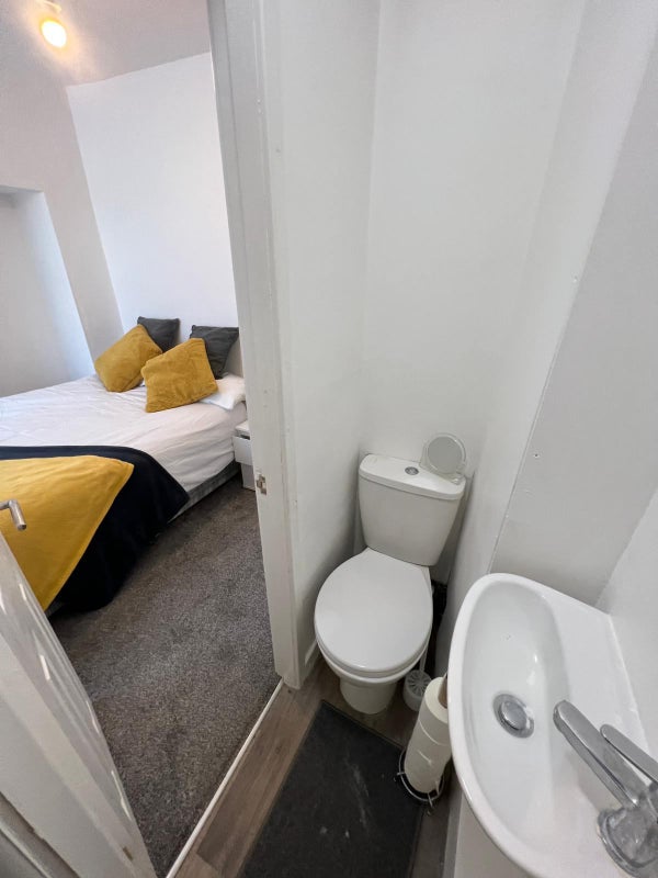 Hollings Street Bathroom 3
