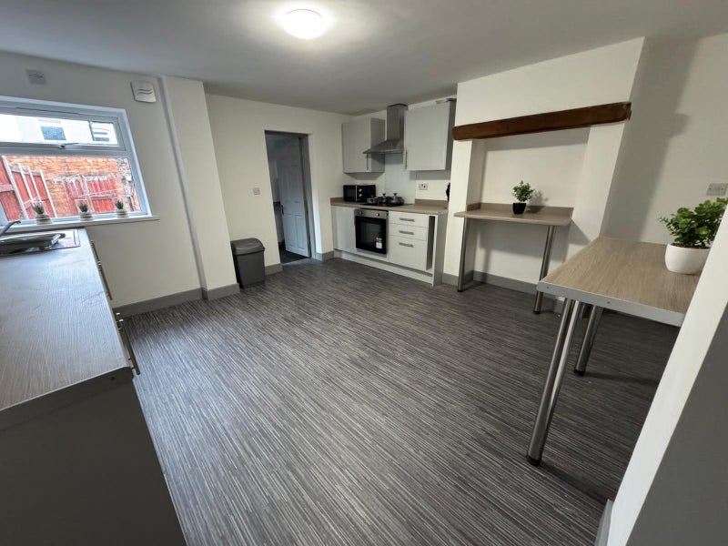 Room to rent in Stoke-on-Trent, Crewe and Newcastle-under-Lyme. Share properties with en-suite & bills included