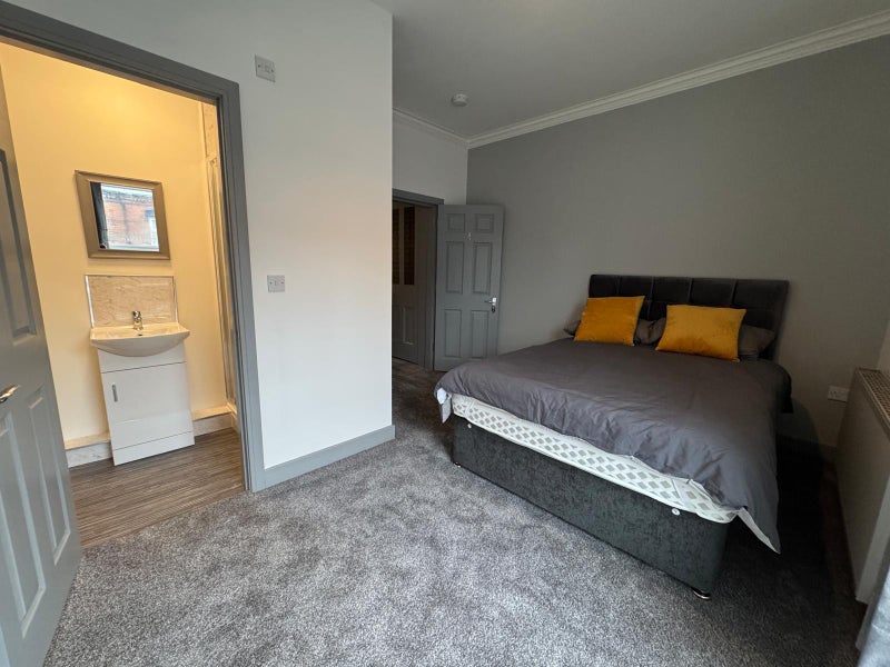 Room to rent in Stoke-on-Trent, Crewe and Newcastle-under-Lyme. Share properties with en-suite & bills included