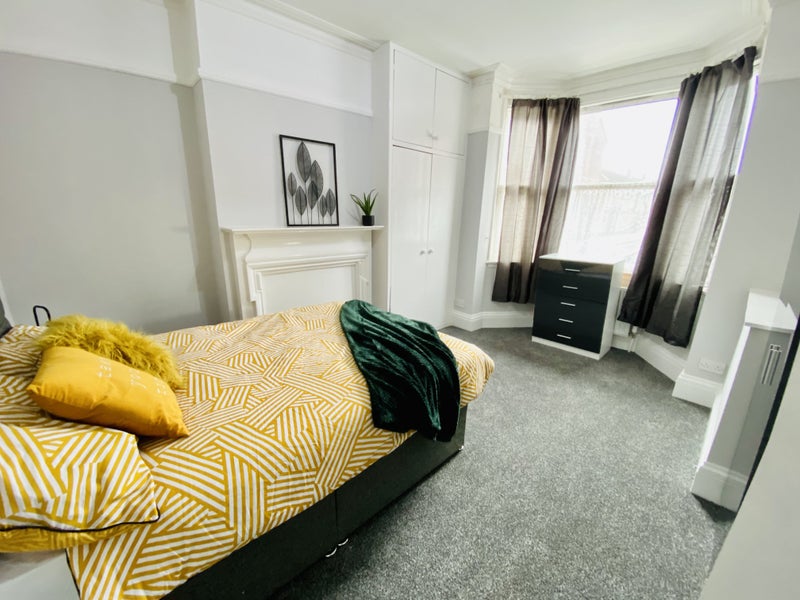 Room to rent in Stoke-on-Trent, Crewe and Newcastle-under-Lyme. Share properties with en-suite & bills included