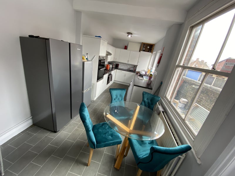 Room to rent in Stoke-on-Trent, Crewe and Newcastle-under-Lyme. Share properties with en-suite & bills included