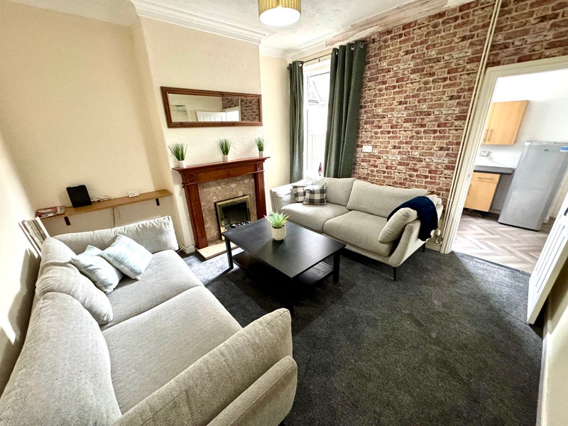 Room to rent in Stoke-on-Trent, Crewe and Newcastle-under-Lyme. Share properties with en-suite & bills included