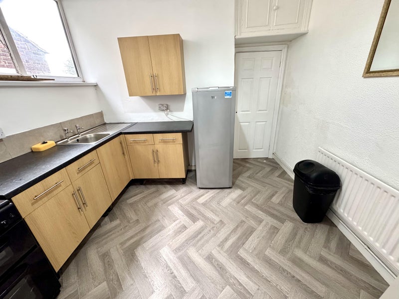 Room to rent in Stoke-on-Trent, Crewe and Newcastle-under-Lyme. Share properties with en-suite & bills included