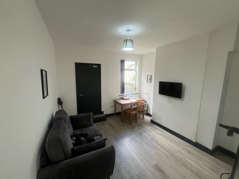 Room to rent in Stoke-on-Trent, Crewe and Newcastle-under-Lyme. Share properties with en-suite & bills included