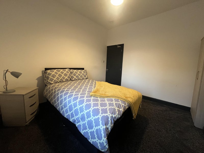 Room to rent in Stoke-on-Trent, Crewe and Newcastle-under-Lyme. Share properties with en-suite & bills included
