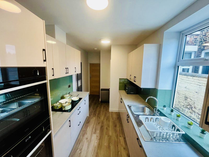 Room to rent in Stoke-on-Trent, Crewe and Newcastle-under-Lyme. Share properties with en-suite & bills included