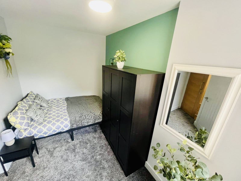 Room to rent in Stoke-on-Trent, Crewe and Newcastle-under-Lyme. Share properties with en-suite & bills included